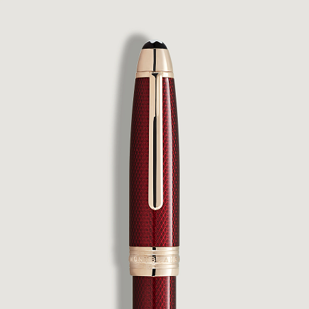 Montblanc Meisterstück Solitaire Golden Hour Rollerball е изключителен луксозен ролер, вдъхновен от магията на „златния час“ – краткия момент преди залез, когато светлината обагря небето в топли златисти и наситени бордо нюанси. Металният корпус с фино гравиран шестоъгълен мотив е покрит с полупрозрачен бордо лак, който създава впечатляваща игра на светлина и дълбочина. Допълнен със Signature Gold детайли и емблематичното качество на Montblanc, този модел е съвършено съчетание между дизайнерско изкуство, инженерна прецизност и удоволствие от писането.