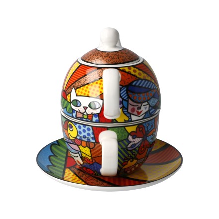 Goebel “Britto Garden” Romero Britto 66-452-71-1 е цветен комплект Tea for One от New Bone China, включващ чайник 350 мл, чаша 250 мл и чинийка. Трите части се подреждат една върху друга в компактна Pop Art композиция, превръщайки ежедневната чаена пауза в малък ритуал с неподражаемия стил на Romero Britto.