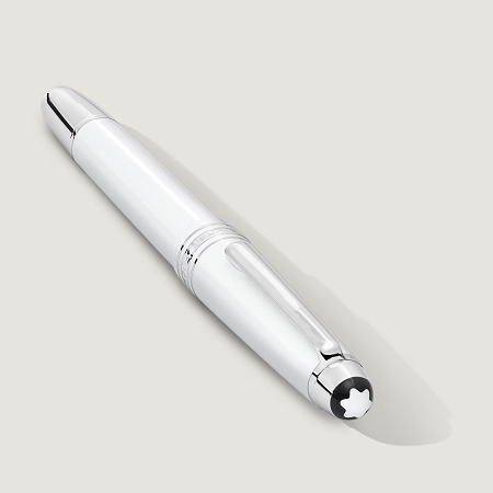 Montblanc Meisterstück White Classique (F) е изящна писалка, която съчетава емблематичния дизайн на колекцията Meisterstück с модерната елегантност на бялата благородна смола. Платинените детайли и ръчно изработеното 14K златно перо с родиево покритие осигуряват безупречен баланс между стил и функционалност, а перото Fine (F) предлага изключителна прецизност при писане. Съчетавайки повече от век традиция и съвременно излъчване, този модел е символ на безупречен вкус и изискано майсторство.