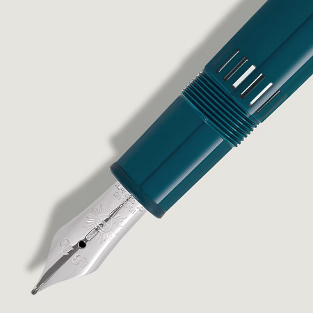 Изключителна писалка Montblanc Meisterstück Romeo & Juliet Doué LeGrand, посветена на Ромео. Дълбокият синьо-зелен корпус от благородна смола пресъздава атмосферата на градината на Капулети, а платинено покритата капачка с мотив от роза и листа символизира любовта, която остава чиста отвъд фамилната вражда. Ръчно изработеното 18К златно перо M е украсено с името „Romeo“ в сърце, пронизано от кинжал – силен символ на любовта и трагичната съдба.