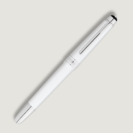 Montblanc Meisterstück White Classique (F) е изящна писалка, която съчетава емблематичния дизайн на колекцията Meisterstück с модерната елегантност на бялата благородна смола. Платинените детайли и ръчно изработеното 14K златно перо с родиево покритие осигуряват безупречен баланс между стил и функционалност, а перото Fine (F) предлага изключителна прецизност при писане. Съчетавайки повече от век традиция и съвременно излъчване, този модел е символ на безупречен вкус и изискано майсторство.