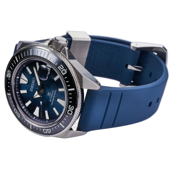 Seiko Prospex Save the Ocean ‘King Samurai’ SRPF79K1 е автоматичен Diver Special Edition с впечатляващ син текстуриран циферблат, вдъхновен от океана и морските манти. Калибър 4R35, корпус 43,8 мм, сапфир с увеличителна лупа, керамична вложка на безела, LumiBrite и водоустойчивост Diver’s 200 m съчетават емблематичния Samurai дизайн с професионална дайвърска конструкция.