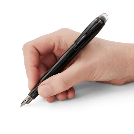 Montblanc StarWalker BlackCosmos Precious Resin Fountain Pen M (129744) е модерна луксозна писалка, вдъхновена от тайнствената дълбочина на Космоса. Корпусът и капачката са изработени от блестяща черна благородна смола, допълнена от елегантни детайли с черно PVD покритие. Патентованата плаваща емблема Montblanc над полупрозрачния сив купол придава емблематичната идентичност на StarWalker, а ръчно изработеното 14K златно перо с рутениево покритие, размер M, осигурява плавна, наситена и прецизна линия. Отличният баланс, монохромният дизайн и безупречната изработка превръщат модела в изключителен избор за професионалисти, ценители на съвременната естетика и колекционери на Montblanc.