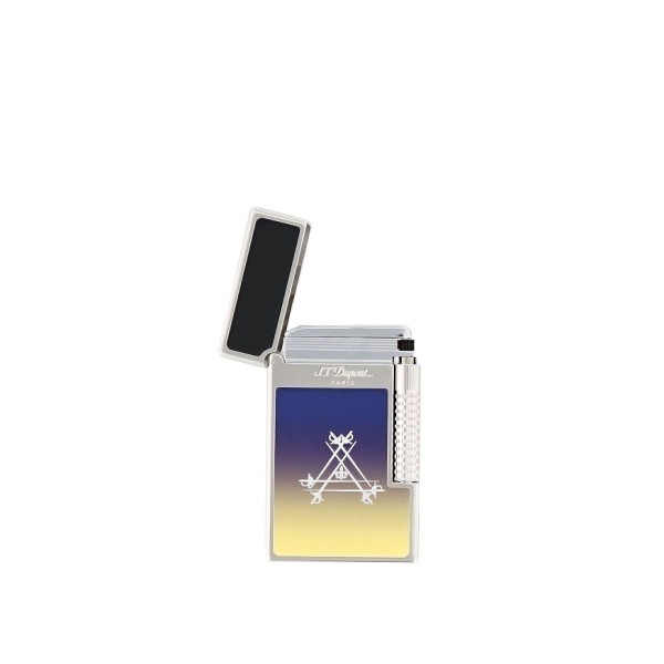 S.T. Dupont Le Grand Dupont Montecristo La Nuit (C23035) е впечатляваща луксозна запалка, създадена в партньорство с легендарната марка пури Montecristo. Корпусът от висококачествен месинг е завършен с естествен син лак с преливащ ефект и паладиево покритие. Едната страна носи сребристото лого на Montecristo, а другата е украсена с изящни мотиви на слънцето и луната, които изграждат характерната идентичност на La Nuit. Моделът разполага с двойна система на запалване, позволяваща избор между деликатен мек пламък за постепенно затопляне на пурата и мощен Torch пламък за прецизно запалване. С размери 6,6 × 3,9 × 1,4 cm, Le Grand Dupont Montecristo La Nuit съчетава френското savoir-faire на S.T. Dupont с културата и ритуала на Montecristo в един изключителен аксесоар за истински ценители.