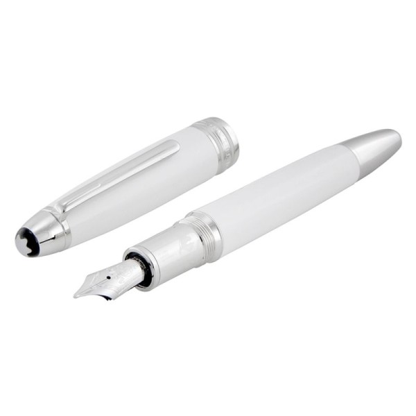 Montblanc Meisterstück White Solitaire LeGrand Tribute to the Mont Blanc (110599) е изключителна колекционерска писалка, създадена в чест на най-високия връх в Европа – Монблан. Корпусът и капачката са покрити с скъпоценен бял лак, а емблемата Montblanc е изработена от естествен снежен кварц (Snow Quartz) – уникален детайл, който символизира вечните снегове на планината. Предната част е украсена с лазерно гравиран релеф на масива Монблан, а ръчно изработеното 18K (Au 750) златно перо с родиево покритие, размер M, осигурява плавно и прецизно писане. Съчетавайки природно вдъхновение, изящна изработка и легендарното качество на Meisterstück, моделът 110599 е престижен избор за колекционери и ценители на най-високия клас пишещи инструменти.