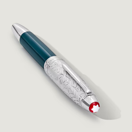 Изключителна писалка Montblanc Meisterstück Romeo & Juliet Doué LeGrand, посветена на Ромео. Дълбокият синьо-зелен корпус от благородна смола пресъздава атмосферата на градината на Капулети, а платинено покритата капачка с мотив от роза и листа символизира любовта, която остава чиста отвъд фамилната вражда. Ръчно изработеното 18К златно перо M е украсено с името „Romeo“ в сърце, пронизано от кинжал – силен символ на любовта и трагичната съдба.
