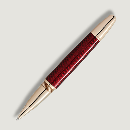 Montblanc Meisterstück Solitaire Golden Hour Rollerball е изключителен луксозен ролер, вдъхновен от магията на „златния час“ – краткия момент преди залез, когато светлината обагря небето в топли златисти и наситени бордо нюанси. Металният корпус с фино гравиран шестоъгълен мотив е покрит с полупрозрачен бордо лак, който създава впечатляваща игра на светлина и дълбочина. Допълнен със Signature Gold детайли и емблематичното качество на Montblanc, този модел е съвършено съчетание между дизайнерско изкуство, инженерна прецизност и удоволствие от писането.