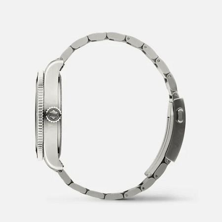 Швейцарски автоматичен часовник Montblanc с 42 mm титаниев корпус без кислород, тъмносив ледников циферблат, два въртящи се глобуса, World Time функция и регулируема титаниева гривна.