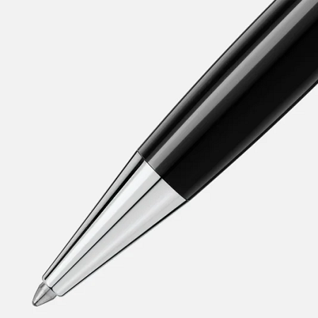 Montblanc Meisterstück Platinum-Coated Classique Ballpoint (132446) е емблематична луксозна химикалка, която съчетава почти вековното наследство на колекцията Meisterstück с модерната елегантност на платинено покритите детайли. Изработена от черна благородна смола с емблематичната бяла звезда Montblanc, три платинено покрити пръстена и клипс с индивидуален сериен номер, тя предлага плавно и прецизно писане, отличен баланс и безупречен комфорт. Благодарение на своя непреходен дизайн и изключителна германска изработка, този модел е идеален избор за професионалисти, ценители и колекционери, които търсят пишещ инструмент с престиж, стил и дългогодишна стойност.