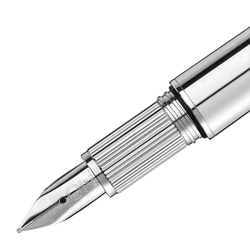 Montblanc StarWalker Metal Fountain Pen (118875) е модерна луксозна писалка, вдъхновена от изследването на Космоса и човешкия стремеж към нови хоризонти. Изцяло металният корпус и капачка с платинено покритие, емблематичната плаваща емблема Montblanc под син прозрачен купол и ръчно изработеното 14K (Au 585) златно перо с родиево покритие създават уникално съчетание между иновация, инженерна прецизност и елегантност. Съвместима с оригинални мастилени патрони и конвертор Montblanc, моделът 118875 е идеален избор за професионалисти и ценители на съвременните луксозни пишещи инструменти.