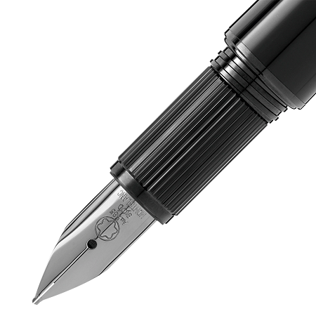 Montblanc StarWalker BlackCosmos Doué Fountain Pen (129287) е впечатляваща луксозна писалка, вдъхновена от тайнствената дълбочина на Космоса. Тя съчетава корпус от блестяща черна благородна смола с текстурирана метална капачка и декоративни елементи с черно PVD покритие. Емблематичната плаваща емблема Montblanc над полупрозрачния сив купол придава характерната идентичност на StarWalker, а ръчно изработеното 14K златно перо с черно рутениево покритие, размер M, осигурява плавно и прецизно писане. Моделът е отличен избор за професионалисти, ценители на съвременния дизайн и колекционери на престижни пишещи инструменти.