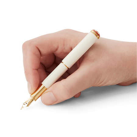 Montblanc Heritage Rouge et Noir „Baby“ Special Edition Ivory-Coloured F (128120) е компактна писалка, вдъхновена от историческите модели Montblanc “Baby” от 20-те години на XX век. Изработена от благороден лак в цвят слонова кост, тя впечатлява с детайли в цвят Signature Gold, кораловочервен акцент около емблемата Montblanc и изчистен дизайн без клипс. Ръчно изработеното 14K златно перо, размер F, осигурява фина и прецизна линия, а малките размери и осезаемото тегло превръщат модела в отличителен колекционерски аксесоар с неподражаем винтидж характер.