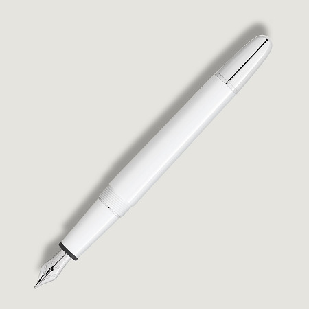 Montblanc Meisterstück White Classique (F) е изящна писалка, която съчетава емблематичния дизайн на колекцията Meisterstück с модерната елегантност на бялата благородна смола. Платинените детайли и ръчно изработеното 14K златно перо с родиево покритие осигуряват безупречен баланс между стил и функционалност, а перото Fine (F) предлага изключителна прецизност при писане. Съчетавайки повече от век традиция и съвременно излъчване, този модел е символ на безупречен вкус и изискано майсторство.