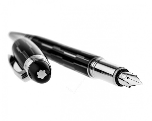 Montblanc StarWalker Black Mystery Fountain Pen (104224) е изискана луксозна писалка, съчетаваща модерен дизайн и безкомпромисно майсторство. Корпусът и капачката са покрити с черен лак, украсен с прецизно лазерно гравирана геометрична текстура, която създава впечатляващ визуален ефект. Платинено покритите детайли и емблематичната плаваща емблема Montblanc под прозрачния купол подчертават отличителния характер на модела. Ръчно изработеното 14K (Au 585) златно перо, размер M, осигурява плавно, меко и прецизно писане, а системата с оригинални мастилени патрони Montblanc гарантира удобство при ежедневна употреба. Моделът 104224 е идеален избор за професионалисти, колекционери и ценители на съвременните луксозни пишещи инструменти.