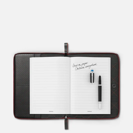 Montblanc Augmented Paper Urban Racing Spirit (123666) е иновативен дигитален органайзер, който съчетава удоволствието от писането върху истинска хартия с удобството на цифровите технологии. Коженият органайзер от естествена телешка кожа с червени акценти записва всяка написана бележка и я прехвърля в приложението Montblanc Hub чрез Bluetooth. С вградена памет за до 100 страници, включена химикалка Montblanc StarWalker и премиум изработка, това е идеалното решение за професионалисти, които искат да обединят традицията и дигиталната продуктивност.