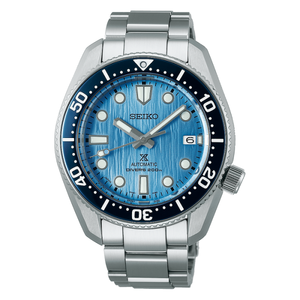 Seiko Prospex 1968 ‘Glacier’ Save the Ocean SPB299J1 е професионален автоматичен Diver’s 200 m, вдъхновен от легендарния Seiko Diver от 1968 г. Светлосиният текстуриран Glacier циферблат, тъмносиният безел, автоматичният калибър 6R35 с 70 часа резерв, сапфир-кристалът и стоманената конструкция със Super-Hard Coating съчетават историческо наследство, японска механика и неповторим полярен дизайн.