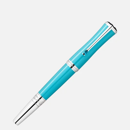 Montblanc Muses Maria Callas Special Edition Fountain Pen M (129564) е специално издание, посветено на една от най-великите оперни певици на всички времена. Изработена от тюркоазена благородна смола, вдъхновена от любимия цвят на Мария Калас, писалката впечатлява с платинено покрит клипс, украсен със синтетичен камък, декоративен лавров венец, вдъхновен от операта Norma, и ръчно изработено 14K златно перо, гравирано с характерните очи на примадоната и надписа „La Divina“. Съчетавайки артистична символика, изящен дизайн и легендарното качество на Montblanc, този модел е изключителен избор за колекционери, ценители на операта и почитатели на луксозните пишещи инструменти.