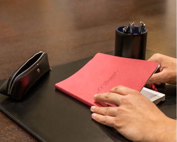 Подложка за бюро S.T.Dupont LINE D BLACK LEATHER DESK PAD