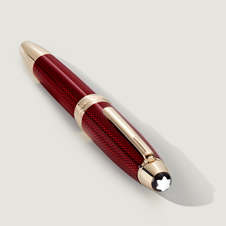 Montblanc Meisterstück Solitaire Golden Hour Rollerball е изключителен луксозен ролер, вдъхновен от магията на „златния час“ – краткия момент преди залез, когато светлината обагря небето в топли златисти и наситени бордо нюанси. Металният корпус с фино гравиран шестоъгълен мотив е покрит с полупрозрачен бордо лак, който създава впечатляваща игра на светлина и дълбочина. Допълнен със Signature Gold детайли и емблематичното качество на Montblanc, този модел е съвършено съчетание между дизайнерско изкуство, инженерна прецизност и удоволствие от писането.