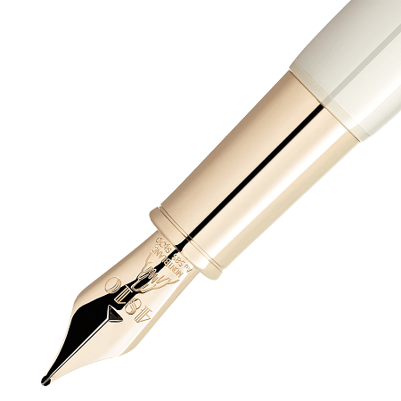 Montblanc Heritage Rouge et Noir „Baby“ Special Edition Ivory-Coloured F (128120) е компактна писалка, вдъхновена от историческите модели Montblanc “Baby” от 20-те години на XX век. Изработена от благороден лак в цвят слонова кост, тя впечатлява с детайли в цвят Signature Gold, кораловочервен акцент около емблемата Montblanc и изчистен дизайн без клипс. Ръчно изработеното 14K златно перо, размер F, осигурява фина и прецизна линия, а малките размери и осезаемото тегло превръщат модела в отличителен колекционерски аксесоар с неподражаем винтидж характер.