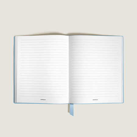 Montblanc Small Notebook, Saffiano Leather, Pale Blue – Lined Pages (MB135032) е компактен луксозен тефтер с корица от светлосиня телешка кожа със сафиано релеф и емблема Montblanc. Съдържа 76 листа с редове и практичен текстилен разделител. Размерът 90 × 140 mm и италианската изработка го превръщат в елегантен ежедневен аксесоар за бележки, задачи, идеи и планове.