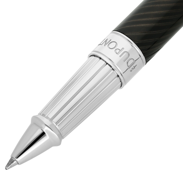 S.T. Dupont Line D Eternity Horse Black 422088L е впечатляващ ролер Large от специалната колекция Horse, създадена по повод Китайската Нова година 2026 – Годината на Огнения кон. Корпусът от месинг е завършен с черен естествен лак и гилоширан мотив „Horse Mane“ – „конска грива“, а паладиевите детайли създават изискан контраст с тъмната повърхност. Капачката е украсена със сребриста фигура на Огнения кон и характерния подвижен Sword клипс. С размери 149 × 13,5 мм и тегло 53 г, моделът съчетава солидно усещане, комфорт при писане и силно колекционерско присъствие. Изключителен пишещ инструмент, в който символиката на Огнения кон – харизма, величие и страст – среща френското savoir-faire на S.T. Dupont.