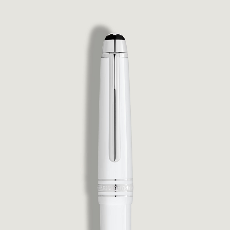 Montblanc Meisterstück White Classique (F) е изящна писалка, която съчетава емблематичния дизайн на колекцията Meisterstück с модерната елегантност на бялата благородна смола. Платинените детайли и ръчно изработеното 14K златно перо с родиево покритие осигуряват безупречен баланс между стил и функционалност, а перото Fine (F) предлага изключителна прецизност при писане. Съчетавайки повече от век традиция и съвременно излъчване, този модел е символ на безупречен вкус и изискано майсторство.