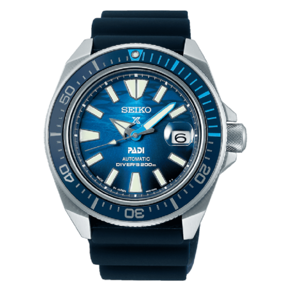 Seiko Prospex ‘Great Blue’ ‘Samurai’ PADI SRPJ93K1 е автоматичен дайвърски часовник с впечатляващ син циферблат, вдъхновен от светлината върху океанската повърхност. Калибър 4R35, корпус 43,8 мм, сапфир с лупа, керамичен безел, силиконова каишка и водоустойчивост Diver’s 200 m съчетават характерния Samurai дизайн с професионалния дух на Seiko Prospex и PADI.
