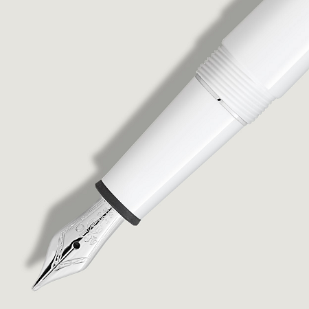 Montblanc Meisterstück White Classique (F) е изящна писалка, която съчетава емблематичния дизайн на колекцията Meisterstück с модерната елегантност на бялата благородна смола. Платинените детайли и ръчно изработеното 14K златно перо с родиево покритие осигуряват безупречен баланс между стил и функционалност, а перото Fine (F) предлага изключителна прецизност при писане. Съчетавайки повече от век традиция и съвременно излъчване, този модел е символ на безупречен вкус и изискано майсторство.