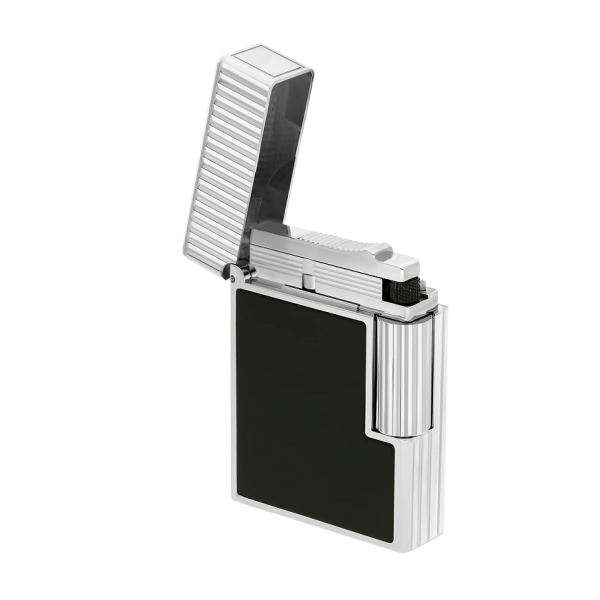 S.T. Dupont Ligne 1 Lacquered Lighter Silver (C14121) е съвременната интерпретация на първата луксозна запалка, създадена от S.T. Dupont. Изработена от масивен месинг, с високогланцов черен естествен лак, вертикално гилоширане и елегантен паладиев финиш, тя впечатлява с изискан дизайн и безупречно качество. Запалката разполага с легендарния звук Cling при отваряне и двоен мек жълт пламък, които превръщат серията Ligne 1 в една от най-емблематичните в историята на S.T. Dupont. Произведена във Франция, тя е престижен аксесоар за ценители на класическия стил и изключителното майсторство.