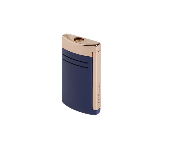 S.T. Dupont Maxijet Dragon Blue and Pink Gold (20173 / REF 020173) е впечатляваща луксозна запалка от колекцията Dragon, съчетаваща наситен кралскосин лак с изискани детайли с финиш в розово злато. Ергономичният метален корпус крие мощен син Jet/Torch пламък, който осигурява бързо и прецизно запалване и прави модела отличен избор за ценителите на пурите. С компактни размери 64 × 37 × 12 mm и тегло само 63 g, Maxijet е удобна за ежедневно носене, без да губи усещането за истински премиум аксесоар. Dragon Blue and Pink Gold съчетава символиката на силата и успеха с характерния френски savoir-faire на S.T. Dupont – престижен избор за лична колекция или специален подарък.