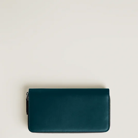 Montblanc Meisterstück Soft Zip-Around Wallet 12CC MB198751 е луксозен портфейл с обикалящ метален цип, произведен в Италия от мека пълнозърнеста телешка кожа. Моделът разполага с 12 отделения за карти, 3 отделения за банкноти, вътрешен джоб с цип за монети и 3 допълнителни джоба. Комбинацията от цвят Dark Pool и кафяв интериор придава модерна визия, а прецизната изработка гарантира комфорт и дълготрайност.