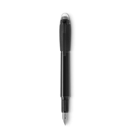 Montblanc StarWalker BlackCosmos Doué Fountain Pen (129287) е впечатляваща луксозна писалка, вдъхновена от тайнствената дълбочина на Космоса. Тя съчетава корпус от блестяща черна благородна смола с текстурирана метална капачка и декоративни елементи с черно PVD покритие. Емблематичната плаваща емблема Montblanc над полупрозрачния сив купол придава характерната идентичност на StarWalker, а ръчно изработеното 14K златно перо с черно рутениево покритие, размер M, осигурява плавно и прецизно писане. Моделът е отличен избор за професионалисти, ценители на съвременния дизайн и колекционери на престижни пишещи инструменти.