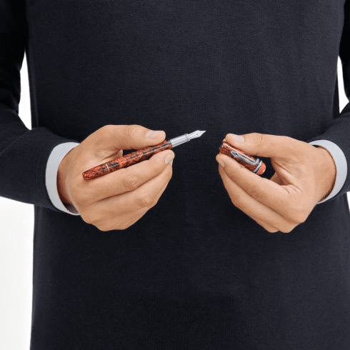 Montblanc Heritage Rouge et Noir Serpent Marble Special Edition (119852) е ексклузивна писалка, вдъхновена от легендарния модел Rouge et Noir от 1906 г. Корпусът с черно-коралов мраморен ефект, емблематичният ретро клипс във формата на змия и ръчно изработеното 14K (Au 585) златно перо с гравиран змийски мотив превръщат този модел в истинско колекционерско бижу. Благодарение на буталния механизъм за пълнене, писалката предлага автентично удоволствие от писането и безупречна функционалност. Моделът 119852 е създаден за ценители, които търсят съчетание от история, изкуство и легендарното майсторство на Montblanc.