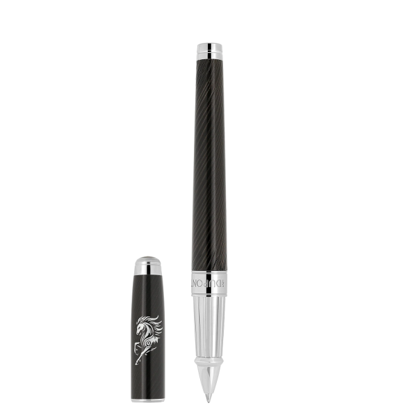 S.T. Dupont Line D Eternity Horse Black 422088L е впечатляващ ролер Large от специалната колекция Horse, създадена по повод Китайската Нова година 2026 – Годината на Огнения кон. Корпусът от месинг е завършен с черен естествен лак и гилоширан мотив „Horse Mane“ – „конска грива“, а паладиевите детайли създават изискан контраст с тъмната повърхност. Капачката е украсена със сребриста фигура на Огнения кон и характерния подвижен Sword клипс. С размери 149 × 13,5 мм и тегло 53 г, моделът съчетава солидно усещане, комфорт при писане и силно колекционерско присъствие. Изключителен пишещ инструмент, в който символиката на Огнения кон – харизма, величие и страст – среща френското savoir-faire на S.T. Dupont.