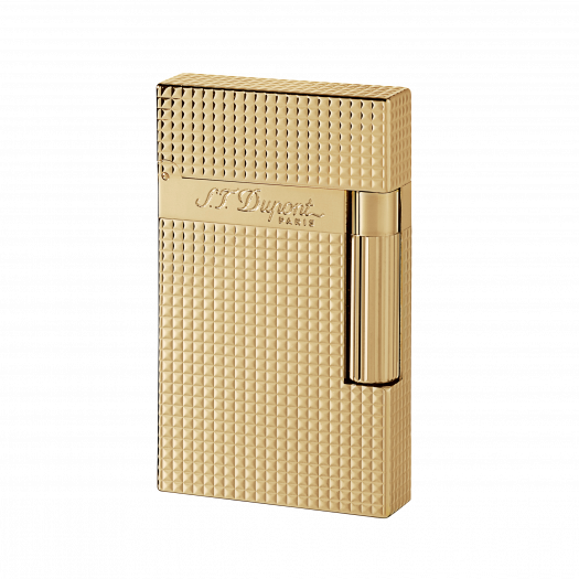 S.T. Dupont Ligne 2 Yellow Gold (16284 / REF. 016284) е емблематична луксозна запалка, съчетаваща масивен месингов корпус, финиш в жълто злато и прецизна Diamond Head декорация. Множеството геометрични фасети улавят и пречупват светлината, придавайки на златистата повърхност характерен динамичен блясък. Моделът е оборудван с двоен мек пламък и носи характерното акустично усещане при отваряне, с което Ligne 2 е известна сред ценителите. С класически размери 37 × 62 × 11 mm, 16284 съчетава солидно присъствие, прецизна механика и неподвластна на времето елегантност – истинска златна класика в света на S.T. Dupont.