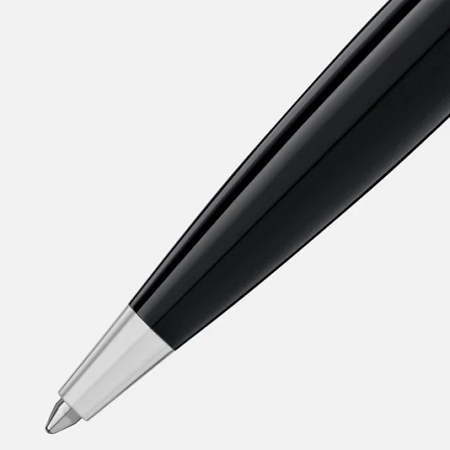 Montblanc Heritage Collection Rouge et Noir Special Edition Ballpoint (132110) е луксозна химикалка, вдъхновена от емблематичния модел Rouge et Noir от 1906 година – един от първите революционни пишещи инструменти на Montblanc. Моделът съчетава корпус от черен благороден лак, капачка от черна благородна смола, историческата емблема Montblanc в коралово и цвят слонова кост и впечатляващ клипс във формата на змия с автентично винтидж покритие. Благодарение на надеждния въртящ механизъм, безупречния баланс и изключителната германска изработка, тази химикалка е перфектен избор за ценители на класическия дизайн, колекционери и всички, които търсят пишещ инструмент с богато историческо наследство и неподражаем стил.