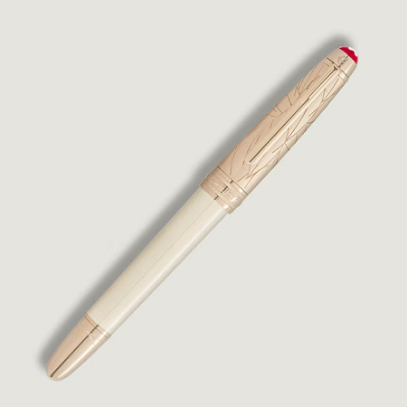 Montblanc Meisterstück Romeo & Juliet Doué Classique е изключителна писалка, вдъхновена от образа на Жулиета в безсмъртната трагедия на Шекспир. Корпусът от благородна смола в цвят слонова кост е съчетан със златиста метална капачка, украсена с релефен мотив на ангелски крила. Ръчно изработеното златно перо със специална гравюра „Juliet“ превръща всяко писане в емоционално преживяване, а изящният дизайн прави този модел истинско колекционерско бижу.