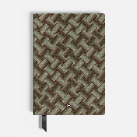 Montblanc #146 Small Notebook Extreme 3.0 Multilime Leather Green (MB134708) е луксозен тефтер, изработен в Италия като част от модерната колекция Extreme 3.0. Отличава се с корица от естествена пълнозърнеста телешка кожа в цвят Multilime Green с характерния релефен мотив на серията, 96 листа (192 линирани страници) висококачествена 85 g/m² матова хартия с воден знак Montblanc и елегантни посребрени кантове. Форматът #146 (150 × 210 mm) го прави идеален избор за професионални записки, бизнес срещи и ежедневна употреба.