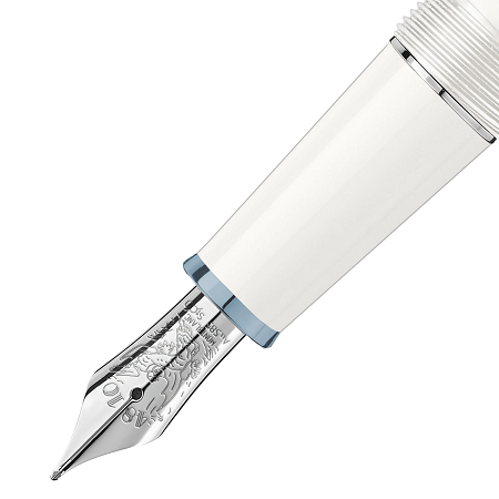 Montblanc Meisterstück Glacier Classique White Fountain Pen F (129398) е специално издание, вдъхновено от величествения ледник Mer de Glace в масива Монблан. Изработена от бяла благородна смола, с елегантни сини PVD покрити детайли и ръчно изработено 14K (Au 585) златно перо с родиево покритие, украсено с гравюра на легендарния „леден дракон“, тази писалка съчетава природно вдъхновение с емблематичното майсторство на Montblanc. Перото F (Fine) осигурява прецизна и плавна линия, а класическият размер Classique предлага отличен баланс и комфорт при писане. Това е изключителен избор за ценители на луксозните пишещи инструменти, колекционери и професионалисти, които търсят елегантност, символика и безкомпромисно качество.