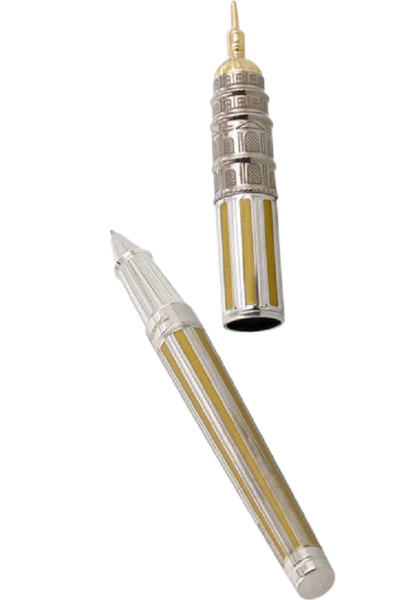 S.T. Dupont Loves Paris Multifunction Pen Limited Edition 420347L е изключителен колекционерски сет, посветен на Париж и създаден в лимитирана серия от само 150 екземпляра. В центъра на композицията стои Line D Large многофункционален пишещ инструмент, който може да се използва като писалка с 14К златно перо или като ролер. Корпусът съчетава висококачествен месинг, златист естествен лак, златисти акценти и паладиево покритие. Художественият постамент от лакирано дърво и метал пресъздава романтиката на френската столица чрез Айфеловата кула, Pont des Arts, парижки пейки и улични фенери. 420347L е едновременно престижен пишещ инструмент, декоративен objet d’art и рядко колекционерско произведение на S.T. Dupont.