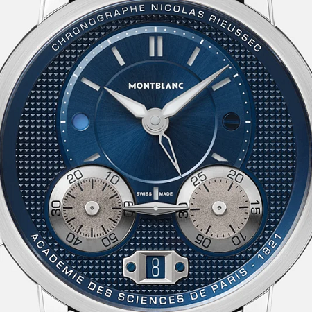 Изключителен швейцарски автоматичен монопушър хронограф Montblanc с 43 mm стоманен корпус, син циферблат Clous de Paris, два въртящи се хронографски диска, втори часови пояс, мануфактурен механизъм MB R200 и синя текстилна каишка.