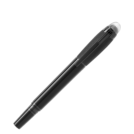 Montblanc StarWalker BlackCosmos Doué Fountain Pen (129287) е впечатляваща луксозна писалка, вдъхновена от тайнствената дълбочина на Космоса. Тя съчетава корпус от блестяща черна благородна смола с текстурирана метална капачка и декоративни елементи с черно PVD покритие. Емблематичната плаваща емблема Montblanc над полупрозрачния сив купол придава характерната идентичност на StarWalker, а ръчно изработеното 14K златно перо с черно рутениево покритие, размер M, осигурява плавно и прецизно писане. Моделът е отличен избор за професионалисти, ценители на съвременния дизайн и колекционери на престижни пишещи инструменти.