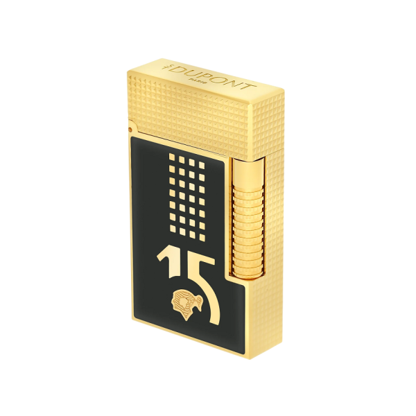 S.T. Dupont Le Grand Behike (C23003CL) е изключителна луксозна запалка, създадена в чест на 15-годишнината на легендарната Línea Behike в официална колаборация между S.T. Dupont и Cohiba. Изработена от масивен месинг с високогланцов черен естествен лак, характерния Behike мотив със златисти детайли и елегантен златен финиш, тя впечатлява с безупречно качество и колекционерска стойност. Моделът разполага с легендарния звук Cling и патентованата система Le Grand Dupont, предлагаща избор между двоен мек жълт пламък и мощен син Jet (Torch) пламък. Това е престижен аксесоар за ценители на премиум пурите, колекционери и любители на истинския френски лукс.