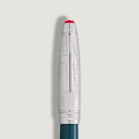 Изключителна писалка Montblanc Meisterstück Romeo & Juliet Doué LeGrand, посветена на Ромео. Дълбокият синьо-зелен корпус от благородна смола пресъздава атмосферата на градината на Капулети, а платинено покритата капачка с мотив от роза и листа символизира любовта, която остава чиста отвъд фамилната вражда. Ръчно изработеното 18К златно перо M е украсено с името „Romeo“ в сърце, пронизано от кинжал – силен символ на любовта и трагичната съдба.