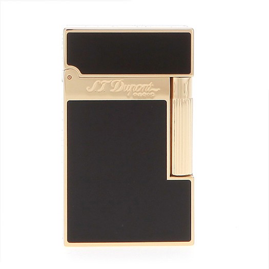 S.T. Dupont Ligne 2 Black & Yellow Gold (16884) е вечна класика, съчетаваща дълбок естествен черен лак с елегантен златист финиш върху солиден месингов корпус. Моделът е оборудван с характерния за класическата Ligne 2 двоен мек пламък, осигуряващ плавно и равномерно запалване. С размери 37 × 62 × 11 mm, запалката притежава емблематичните пропорции и солидното усещане на Ligne 2. Контрастът между наситеното черно и топлия блясък на златото превръща 16884 в неподвластен на времето луксозен аксесоар – изискан избор за ценители на S.T. Dupont и престижен подарък за човек с безкомпромисен вкус.