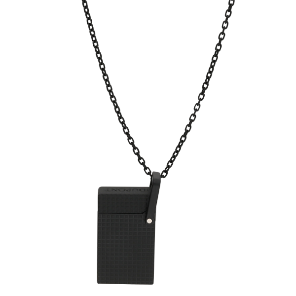 S.T. Dupont Lighter Necklace Diamond Head Black (K27068CH) е иновативен луксозен аксесоар, който съчетава елегантно колие и висококачествена газова запалка. Изработен с емблематичната текстура Diamond Head Guilloché и устойчиво матово черно PVD покритие, моделът впечатлява със своя модерен дизайн и безупречна изработка. Запалката е прикрепена към сваляема регулируема верижка с дължини 80, 85 и 90 см, което позволява да се носи като стилно бижу или да се използва самостоятелно. С компактни размери 43 × 25 × 10 mm, тегло само 43 g и мек жълт пламък, K27068CH е изключителен избор за ценители на луксозните аксесоари, които търсят съчетание между функционалност, престиж и съвременен дизайн.
