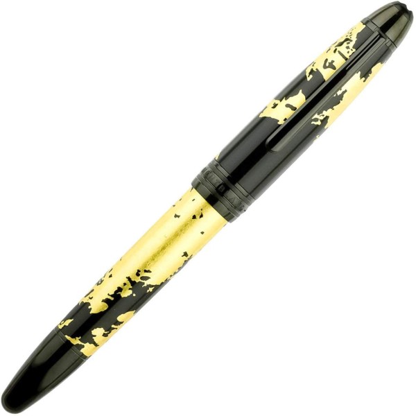 Montblanc Meisterstück Solitaire Calligraphy (119688) е изключителна луксозна писалка, създадена за ценители на красивото писане и калиграфията. Моделът е оборудван с ръчно изработено 18K (Au 750) гъвкаво златно перо (Flexible Nib), което позволява плавна промяна на дебелината на линията – от около 0.3 mm до 1.6 mm в зависимост от натиска. Перото е украсено с характерната гравюра Triple Eight (888), вдъхновена от движенията на калиграфската четка. Благодарение на класическия бутален механизъм и прецизната изработка на серията Meisterstück Solitaire, моделът 119688 предлага неповторимо изживяване при писане и е великолепен избор както за професионални калиграфи, така и за колекционери и ценители на най-високия клас пишещи инструменти.