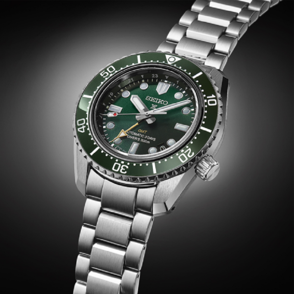 Seiko Prospex Marine Green GMT SPB381J1 е професионален автоматичен дайвърски GMT часовник, вдъхновен от легендарния Seiko Diver от 1968 г. Тъмнозелен циферблат и керамичен безел, златиста GMT стрелка, калибър 6R54 с 72 часа резерв, сапфир-кристал и водоустойчивост 200 m съчетават японска механика, дайвърско наследство и функционалност за пътуване.