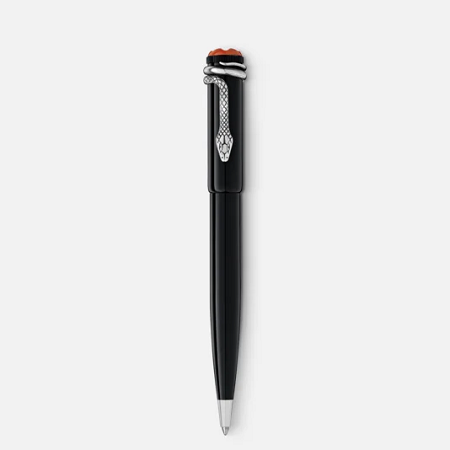 Montblanc Heritage Collection Rouge et Noir Special Edition Ballpoint (132110) е луксозна химикалка, вдъхновена от емблематичния модел Rouge et Noir от 1906 година – един от първите революционни пишещи инструменти на Montblanc. Моделът съчетава корпус от черен благороден лак, капачка от черна благородна смола, историческата емблема Montblanc в коралово и цвят слонова кост и впечатляващ клипс във формата на змия с автентично винтидж покритие. Благодарение на надеждния въртящ механизъм, безупречния баланс и изключителната германска изработка, тази химикалка е перфектен избор за ценители на класическия дизайн, колекционери и всички, които търсят пишещ инструмент с богато историческо наследство и неподражаем стил.